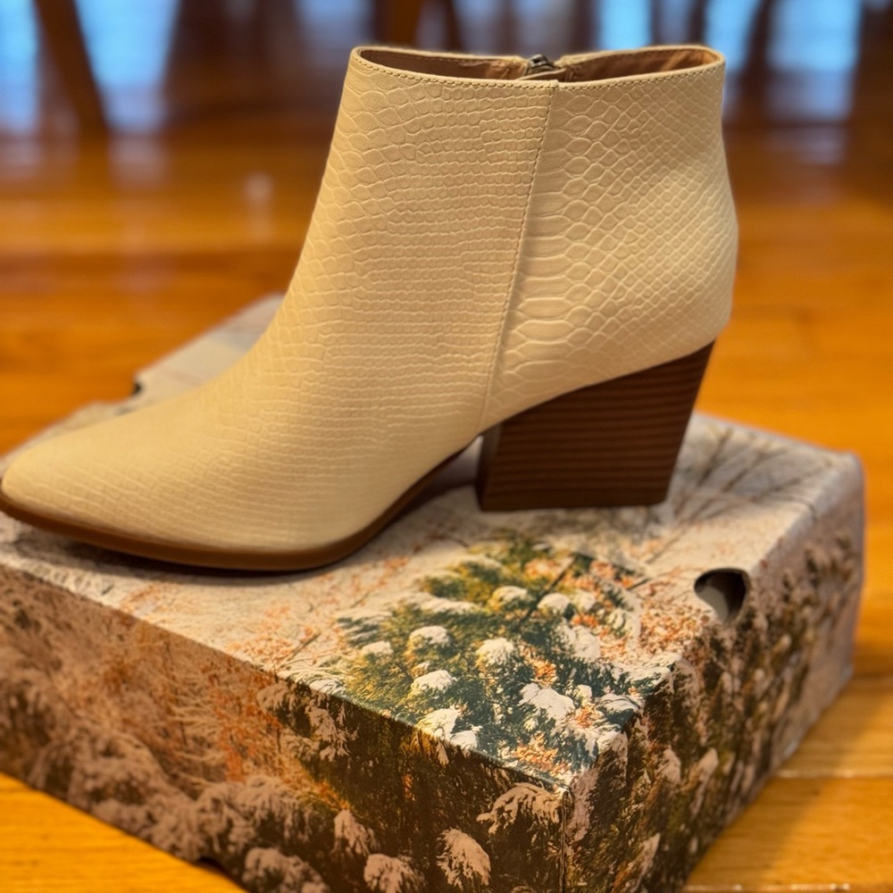 NEW IN BOX. Cream Ankle Boots. Size 7, White/Off White
